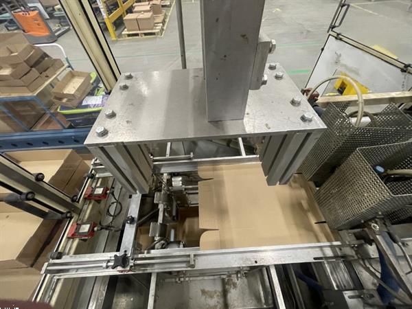 Grote foto b equipment ba20 dozenopzetmachine met stickermachine elevator en verzamelband agrarisch tuinbouw