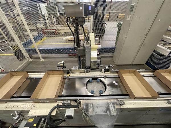 Grote foto b equipment ba20 dozenopzetmachine met stickermachine elevator en verzamelband agrarisch tuinbouw