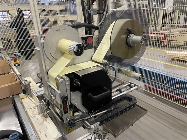 Grote foto b equipment ba20 dozenopzetmachine met stickermachine elevator en verzamelband agrarisch tuinbouw