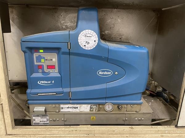 Grote foto b equipment ba20 dozenopzetmachine met stickermachine elevator en verzamelband agrarisch tuinbouw