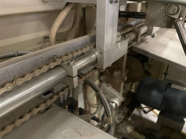 Grote foto b equipment ba20 dozenopzetmachine met stickermachine elevator en verzamelband agrarisch tuinbouw
