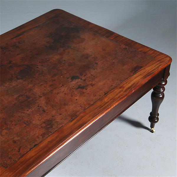 Grote foto werktafel f eetkamertafel met geweldig mooi doorleefd leer een echte leeftafel ca 1840 no.w283035 antiek en kunst stoelen en banken
