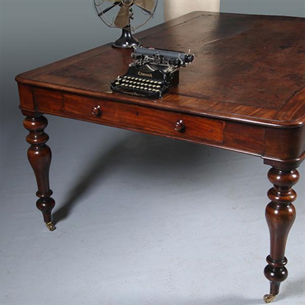 Grote foto werktafel f eetkamertafel met geweldig mooi doorleefd leer een echte leeftafel ca 1840 no.w283035 antiek en kunst stoelen en banken