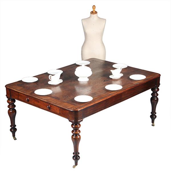 Grote foto eetkamertafel f werktafel eetkamertafel met geweldig mooi doorleefd leer een echte leeftafel ca 1 antiek en kunst stoelen en banken
