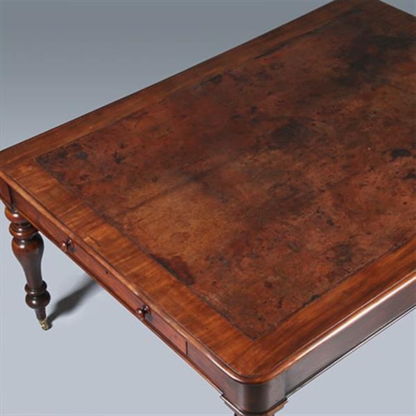 Grote foto eetkamertafel f werktafel eetkamertafel met geweldig mooi doorleefd leer een echte leeftafel ca 1 antiek en kunst stoelen en banken