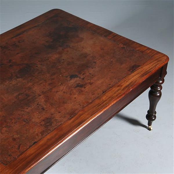 Grote foto eetkamertafel f werktafel eetkamertafel met geweldig mooi doorleefd leer een echte leeftafel ca 1 antiek en kunst stoelen en banken