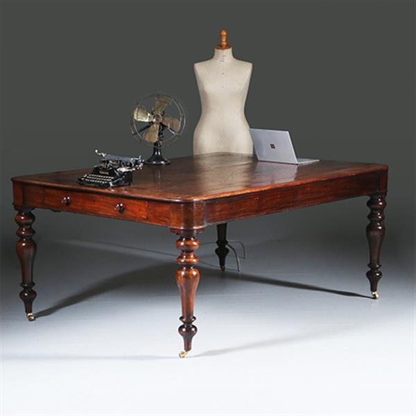 Grote foto eetkamertafel f werktafel eetkamertafel met geweldig mooi doorleefd leer een echte leeftafel ca 1 antiek en kunst stoelen en banken