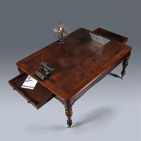 Grote foto eetkamertafel f werktafel eetkamertafel met geweldig mooi doorleefd leer een echte leeftafel ca 1 antiek en kunst stoelen en banken