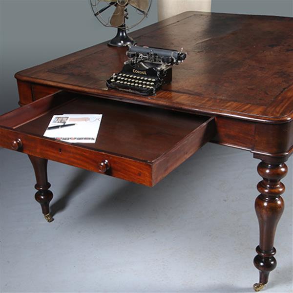 Grote foto eetkamertafel f werktafel eetkamertafel met geweldig mooi doorleefd leer een echte leeftafel ca 1 antiek en kunst stoelen en banken