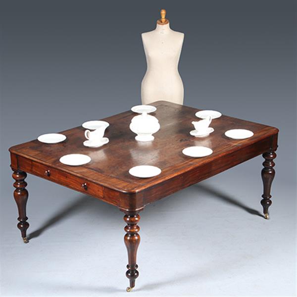 Grote foto eetkamertafel f werktafel eetkamertafel met geweldig mooi doorleefd leer een echte leeftafel ca 1 antiek en kunst stoelen en banken