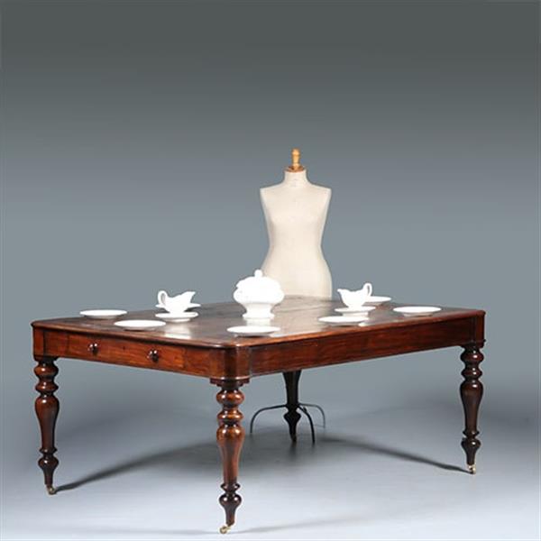 Grote foto eetkamertafel f werktafel eetkamertafel met geweldig mooi doorleefd leer een echte leeftafel ca 1 antiek en kunst stoelen en banken