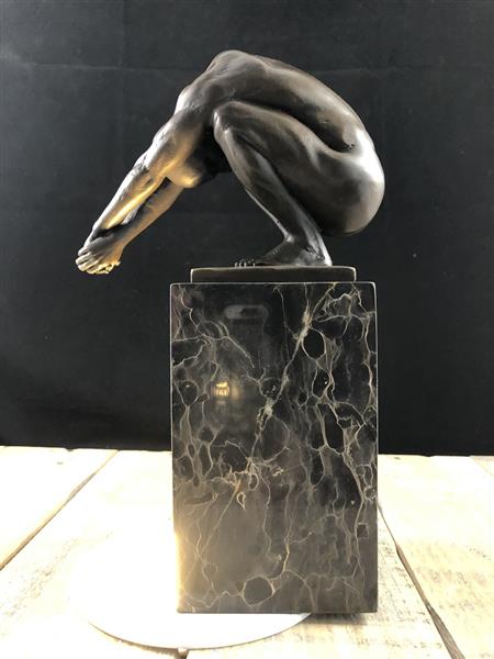 Grote foto een bronzen beeld sculptuur van een duikende man the dive tuin en terras tuindecoratie