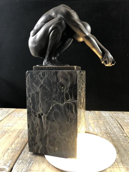 Grote foto een bronzen beeld sculptuur van een duikende man the dive tuin en terras tuindecoratie