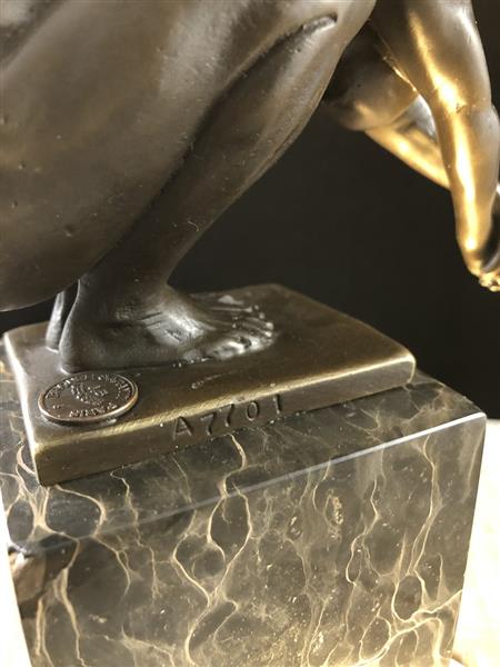 Grote foto een bronzen beeld sculptuur van een duikende man the dive tuin en terras tuindecoratie