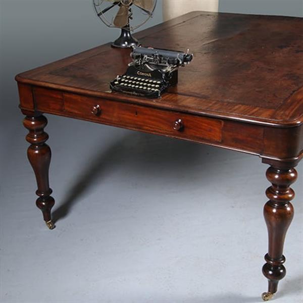 Grote foto werktafel f eetkamertafel met geweldig mooi doorleefd leer een echte leeftafel ca 1840 no.w283035 antiek en kunst stoelen en banken