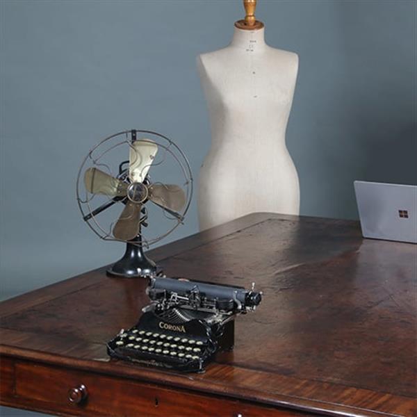 Grote foto werktafel f eetkamertafel met geweldig mooi doorleefd leer een echte leeftafel ca 1840 no.w283035 antiek en kunst stoelen en banken