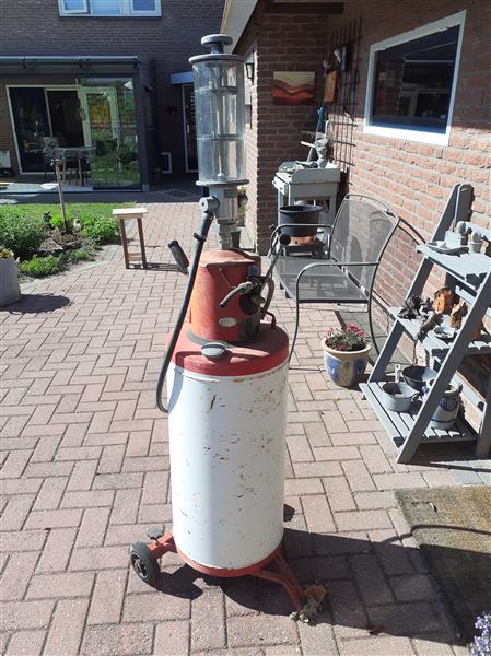 Grote foto benzine pomp. vintage . fietsen en brommers overige fietsen en brommers
