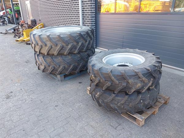Grote foto set case wielen 420 85 r34 320 85 r24 grote zf steek agrarisch wielen