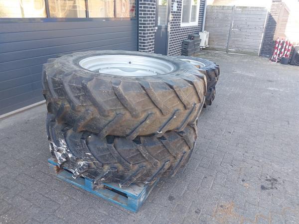 Grote foto set case wielen 420 85 r34 320 85 r24 grote zf steek agrarisch wielen