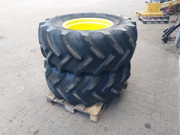Grote foto set wielen 480 70 r24 zf steek agrarisch wielen