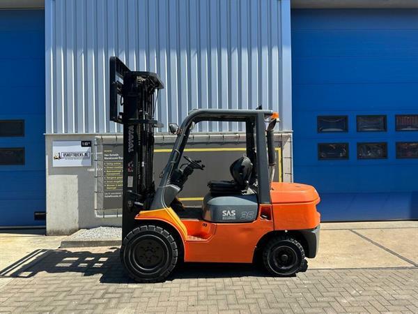 Grote foto vs 22046 triplex diesel heftruck toyota 3 5 ton sideshift freelift agrarisch heftrucks