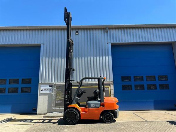 Grote foto vs 22046 triplex diesel heftruck toyota 3 5 ton sideshift freelift agrarisch heftrucks