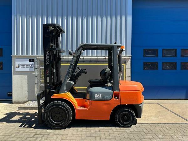 Grote foto vs 22046 triplex diesel heftruck toyota 3 5 ton sideshift freelift agrarisch heftrucks
