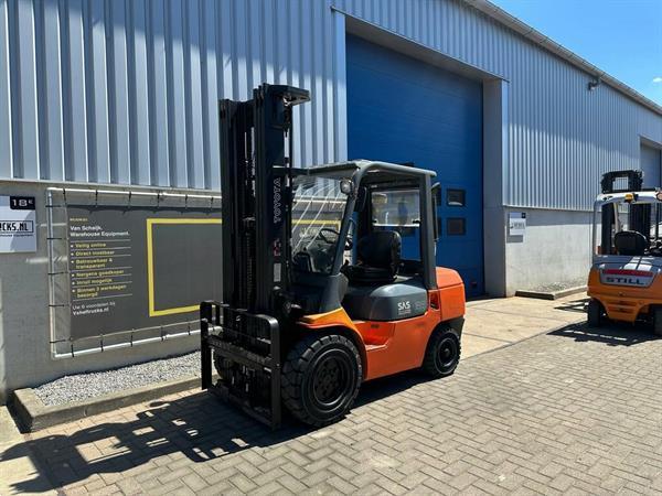 Grote foto vs 22046 triplex diesel heftruck toyota 3 5 ton sideshift freelift agrarisch heftrucks