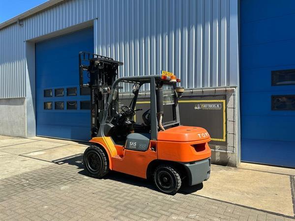 Grote foto vs 22046 triplex diesel heftruck toyota 3 5 ton sideshift freelift agrarisch heftrucks