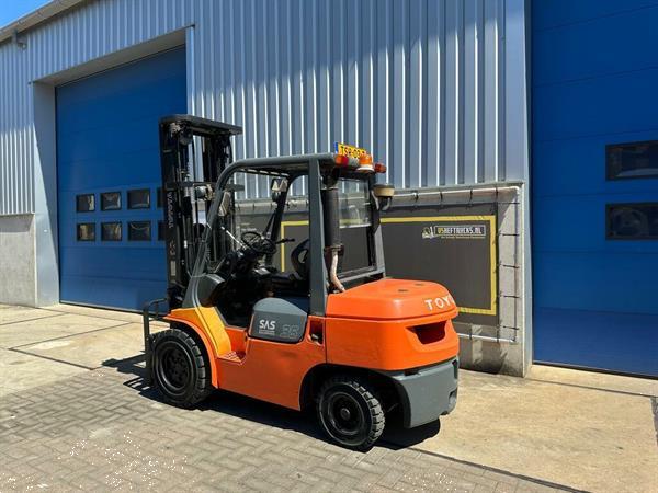Grote foto vs 22046 triplex diesel heftruck toyota 3 5 ton sideshift freelift agrarisch heftrucks