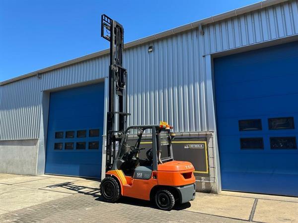 Grote foto vs 22046 triplex diesel heftruck toyota 3 5 ton sideshift freelift agrarisch heftrucks