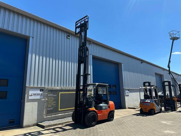 Grote foto vs 22046 triplex diesel heftruck toyota 3 5 ton sideshift freelift agrarisch heftrucks