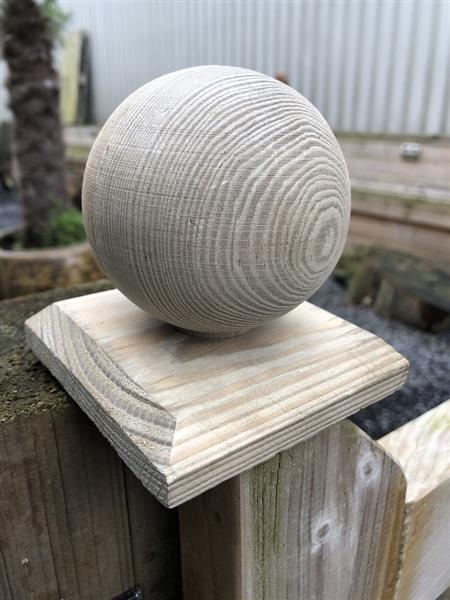 Grote foto paal kap hout bescherming met houten bol sierlijk en fraai tuin en terras hekken en schuttingen