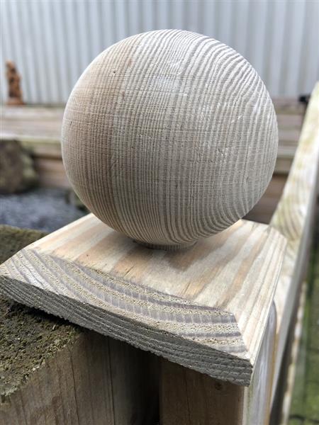 Grote foto paal kap hout bescherming met houten bol sierlijk en fraai tuin en terras hekken en schuttingen