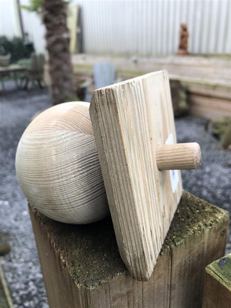 Grote foto paal kap hout bescherming met houten bol sierlijk en fraai tuin en terras hekken en schuttingen