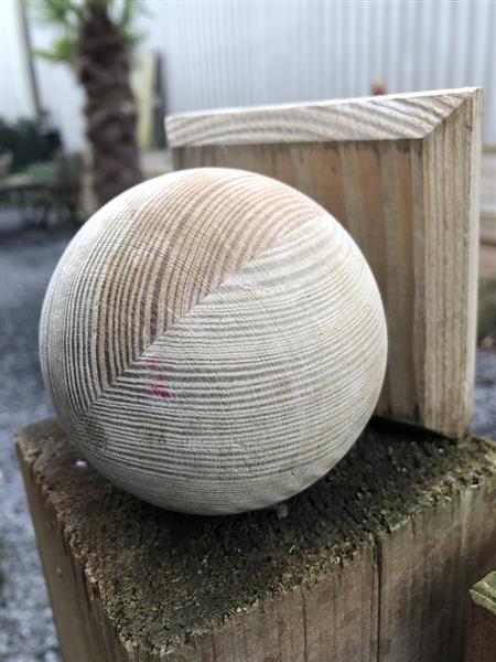 Grote foto paal kap hout bescherming met houten bol sierlijk en fraai tuin en terras hekken en schuttingen