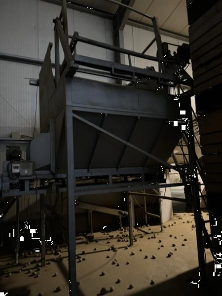 Grote foto flauw kistenkantelaar met bunker en afvoerband agrarisch tuinbouw