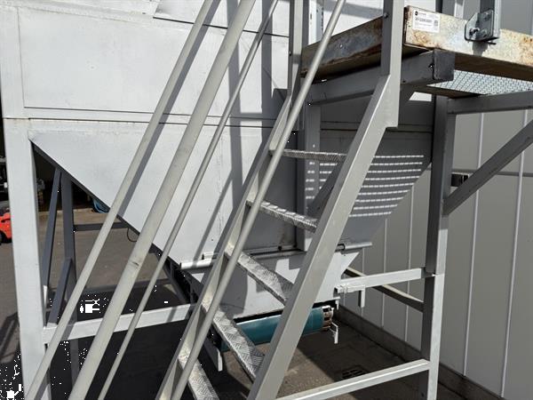 Grote foto flauw kistenkantelaar met bunker en afvoerband agrarisch tuinbouw