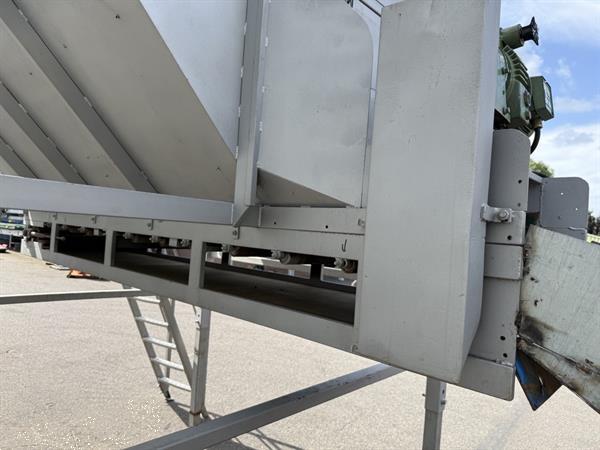 Grote foto flauw kistenkantelaar met bunker en afvoerband agrarisch tuinbouw