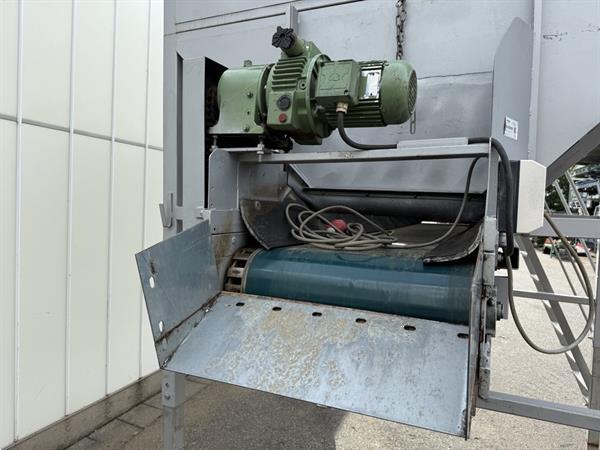 Grote foto flauw kistenkantelaar met bunker en afvoerband agrarisch tuinbouw