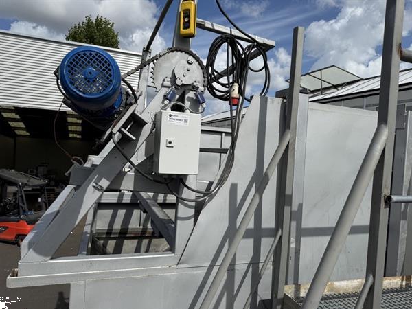 Grote foto flauw kistenkantelaar met bunker en afvoerband agrarisch tuinbouw
