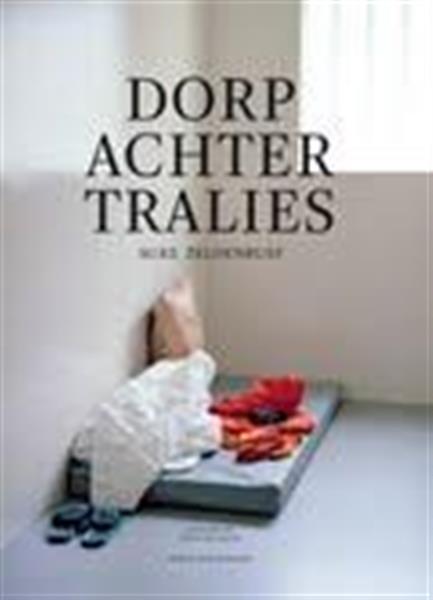 Grote foto dorp achter tralies boeken hobby en vrije tijd