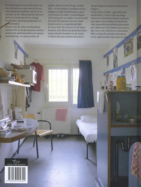 Grote foto dorp achter tralies boeken hobby en vrije tijd