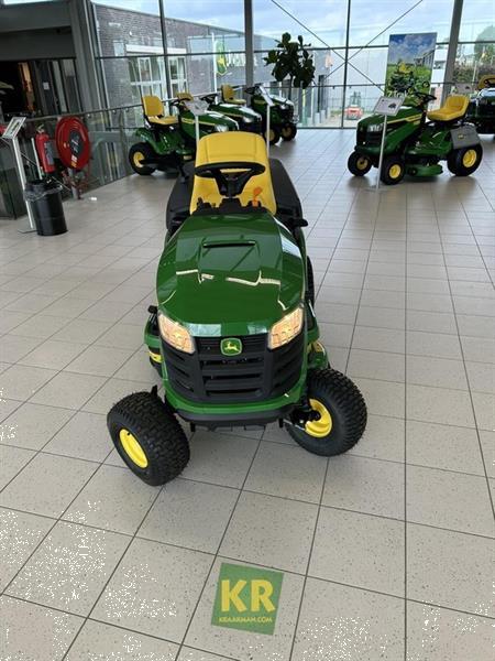 Grote foto john deere x147r 692965 tuin en terras zitmaaiers