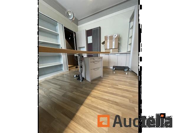 Grote foto logistiek mooi stijlvol bureelmeubel met ladenblokken n echt esdoorn fineer doe het zelf en verbouw hefwerktuigen
