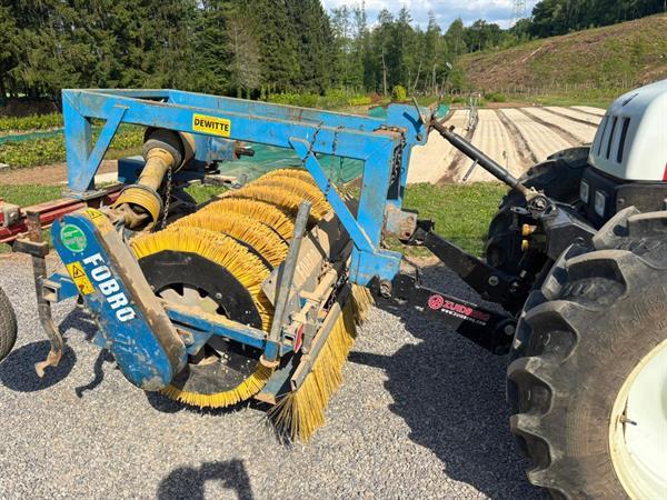 Grote foto b rtschi schoffelmachine met borstels 5 rijig agrarisch onkruidbestrijding