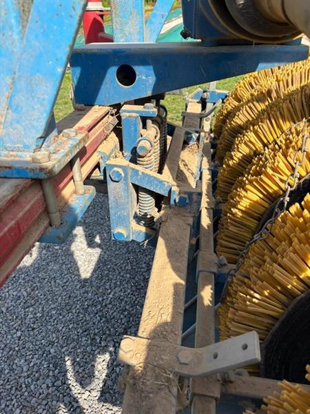 Grote foto b rtschi schoffelmachine met borstels 5 rijig agrarisch onkruidbestrijding