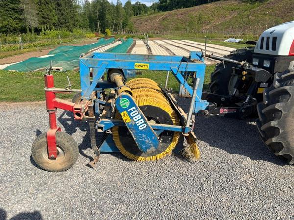 Grote foto b rtschi schoffelmachine met borstels 5 rijig agrarisch onkruidbestrijding