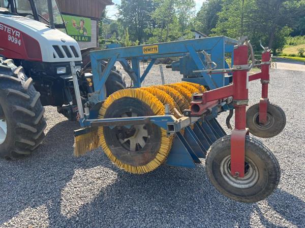 Grote foto b rtschi schoffelmachine met borstels 5 rijig agrarisch onkruidbestrijding