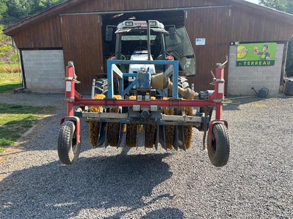 Grote foto b rtschi schoffelmachine met borstels 5 rijig agrarisch onkruidbestrijding